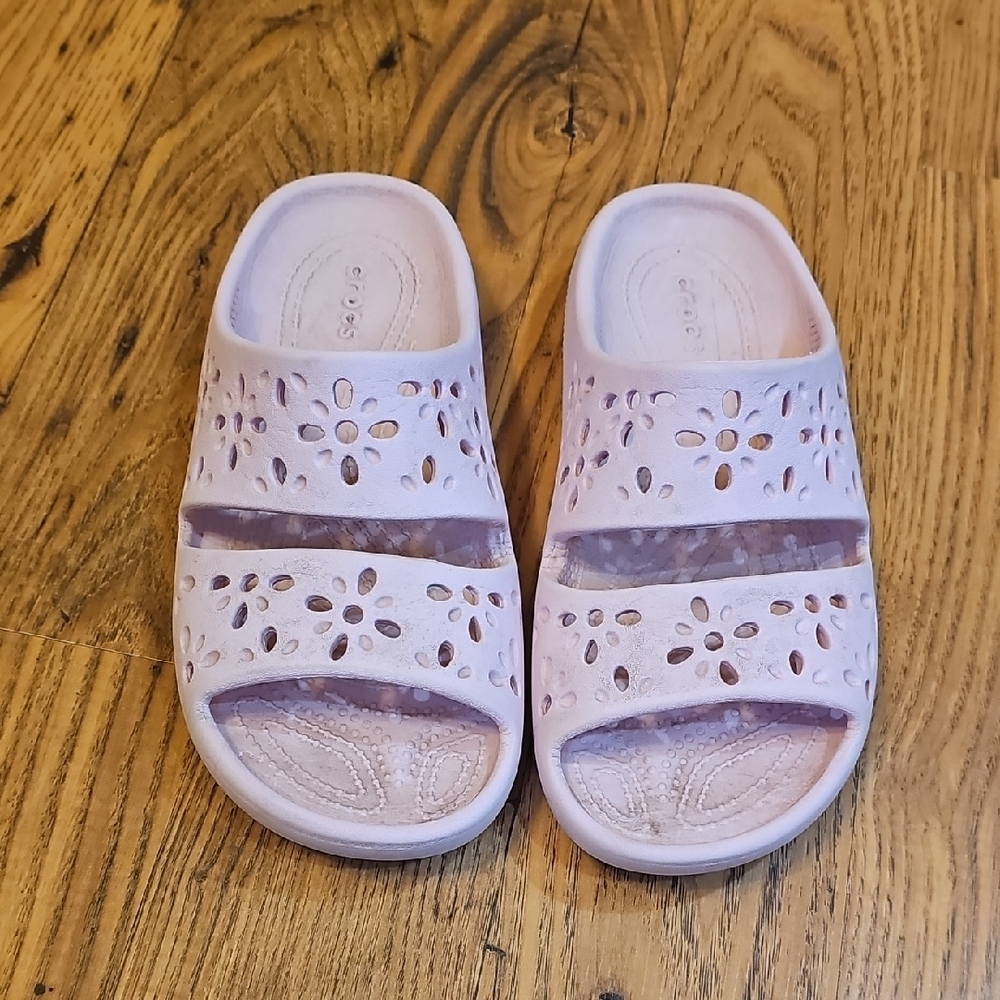 CROCS Women's Light Pastel Pink Floral Sandals Q18 - Picture 2 of 7